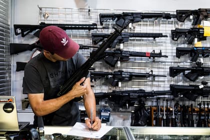 (Archivo) La ley de Florida establece la edad mínima para adquirir un arma de fuego en 21 años