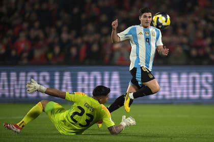 La definición de Julián Álvarez para el 1 a 0 de la selección argentina frente a Chile