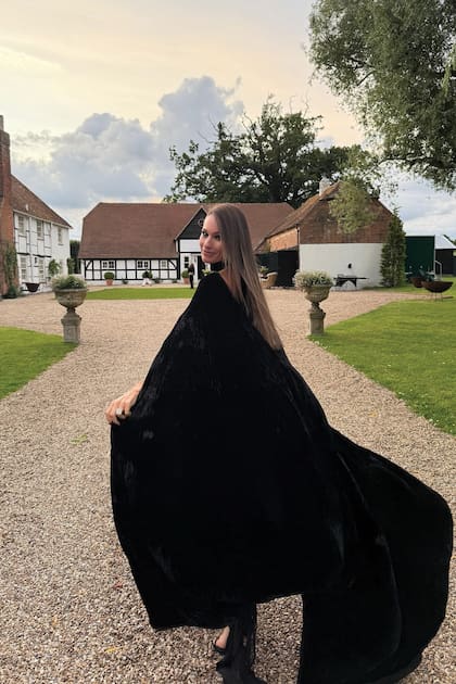 Caro "desfila" por los caminos de ingreso a la casa que data de 1420, construida sobre un terreno que entonces perteneció a la reina Edith.