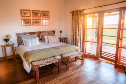 Casa de Esteros tiene cinco habitaciones muy luminosas y cálidamente decoradas.