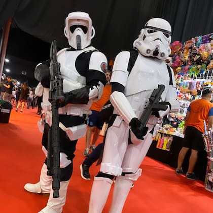 Dos cosplayers disfrazados de stormtroopers, soldados del Imperio de Star Wars