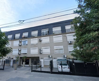 El departamento de dos ambientes, ubicado en la calle Argerich, está próximo a la avenida General Paz