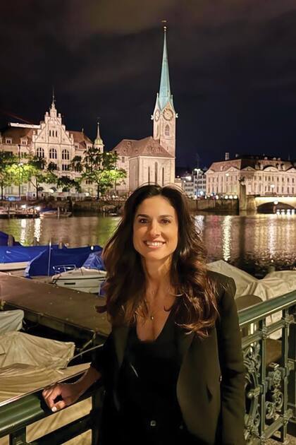 Gaby posa frente al rio
Limago y con la iglesia de
Fraumünster de fondo.