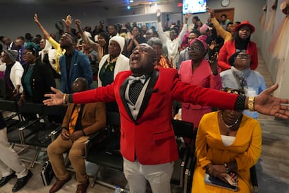Jean-Michel Gisnel rompe en llanto mientras reza junto a otros feligreses en la Primera Iglesia Evangélica Haitiana de Springfield, el domingo 26 de enero de 2025, en Springfield, Ohio. (AP Foto/Luis Andrés Henao)