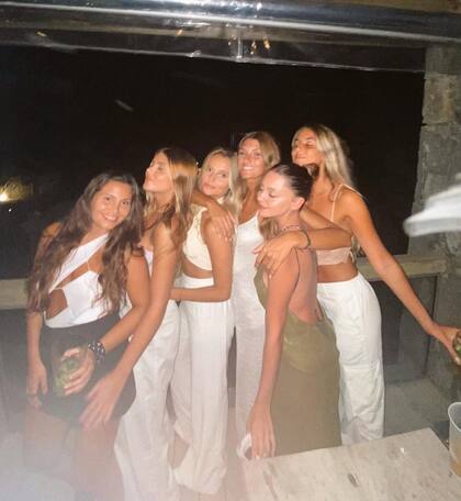 Lola Latorre recibió el 2022 en Punta del Este con sus amigas