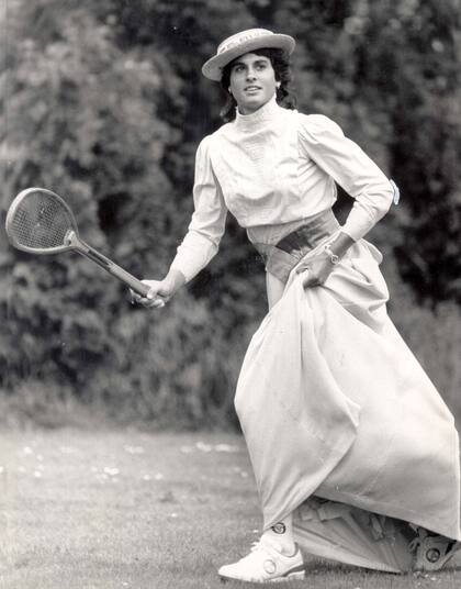 Lookeada con un conjunto de tenis
vintage, Sabatini en una producción de fotos
en 1988 en Holyport Real Tennis Club, Reino
Unido.