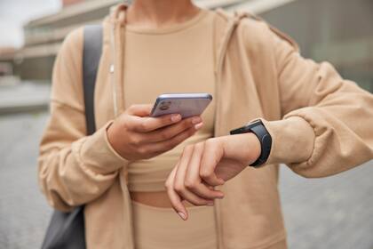 Los celulares smartphones y los relojes digitales smartwatches cambian su horario de forma automática