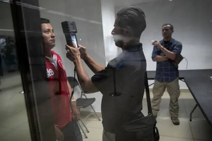 Los turistas pueden utilizar la biometría facial que hace una comparativa de la foto del documento con el rostro en vivo