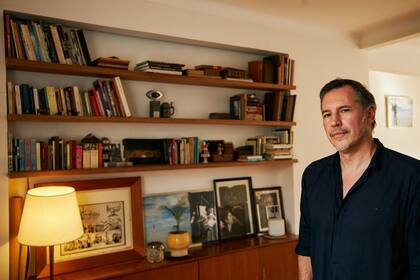 Martín Oesterheld, rodeado de fotos familiares y de un original de "El Eternauta"