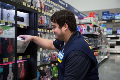 Mercadería general: son los empleados que mantienen ordenados los pasillos de ropa, electrónica y más