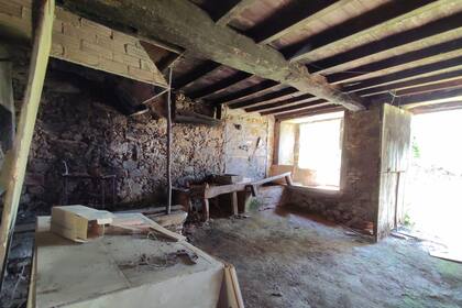 Por dentro, algunas de las construcciones tienen paredes de piedra