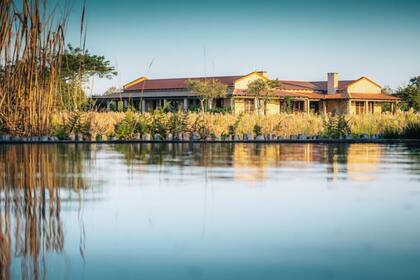 Se construyó a modo de las casas rurales correntinas, a orillas de la laguna Iberá.