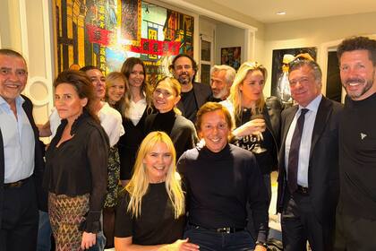 Valeria y Alejandro rodeados por sus amigos, entre los que estaban Jaime Martínez Bordiú y Marta Fernández, Marina Borensztein, Nicole Kempel, Carla Pereyra, Ignacio Maluquer (creador de Starlite), Imanol Arias, Paola García-Sanjuán, Alessandro Salem (chairman de Mediaset) y Cholo Simeone.