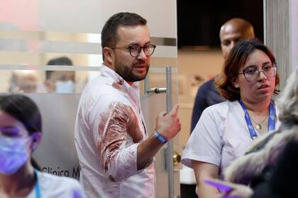 Varias personas auxiliaron al cadidato presidencial tras ser herido de bala durante una reunión política en el sur de Bogotá