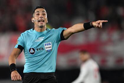 Yael Falcón Pérez quedó apuntado luego de su malas decisiones el partido entre River y Platense, el martes pasado y esta noche volvió a ser "recordado" en el Monumental